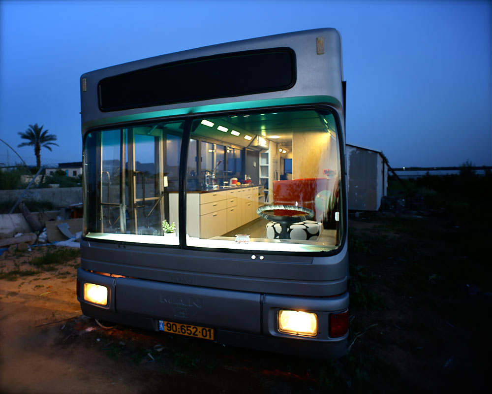 古いバス車両を快適住宅にリノベーションした２人の女性 イーヴン イェヒューダ イスラエル ワクワク賃貸